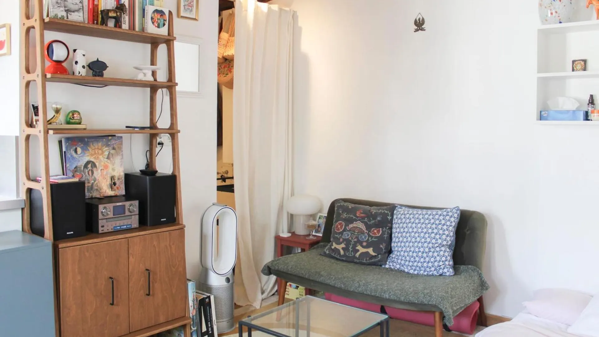 Bright And Quiet 25 M Apartment Paris