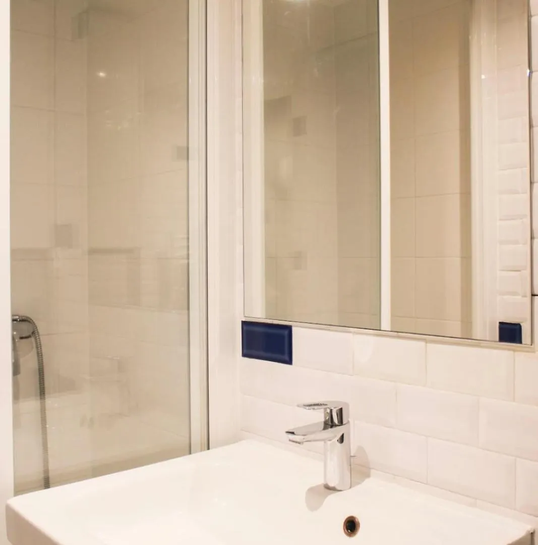 Bright And Quiet 25 M Apartment Paris